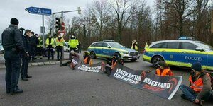 Klimaaktivistinnen blockieren eine Autobahnabfahrt