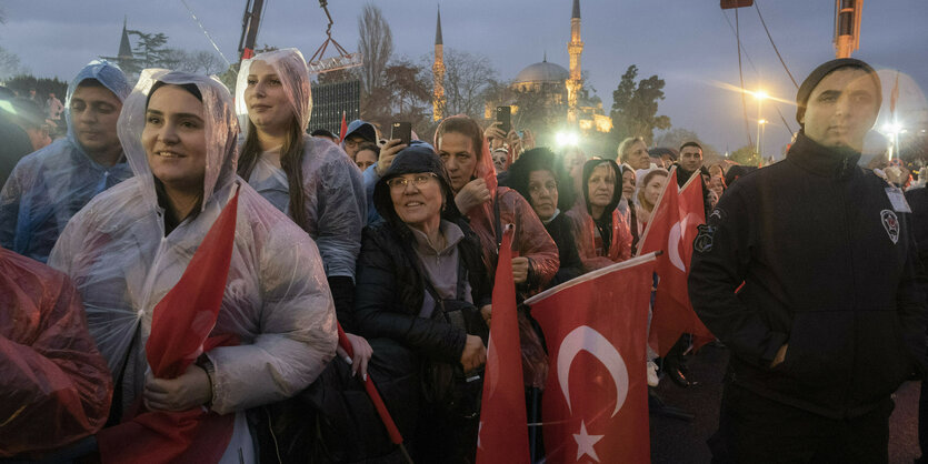 Anhänger:innen der Oppostion demonstrieren in Istanbul