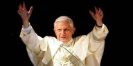 Papst Benedikt hebt beide Arme, um den Segen zu erteilen