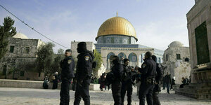 Israelische Polizisten stehen vor einer Moschee