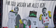 Großes Transparent, auf dem die FC Bayern-Bosse Oliver Kahn und Herbert Hainer abgebildet sind