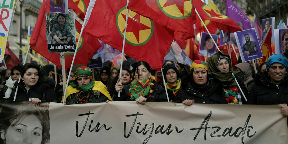 Protest against murders in Paris: Kurds from all over Europe commemorate