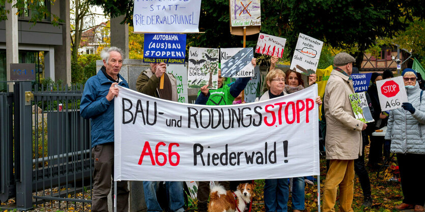 Protestierende mit Plakaten