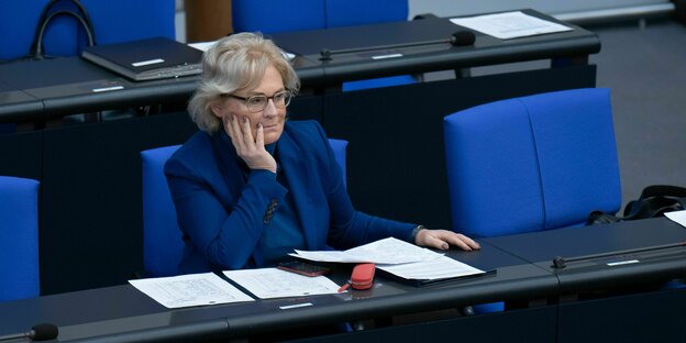 Ministerin Lambrecht im Bundestag, stützt den Kopf in die Hand