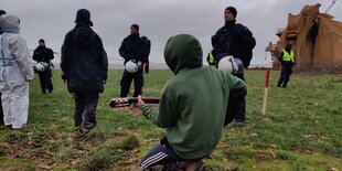 Gitarrespieler vor Polizei