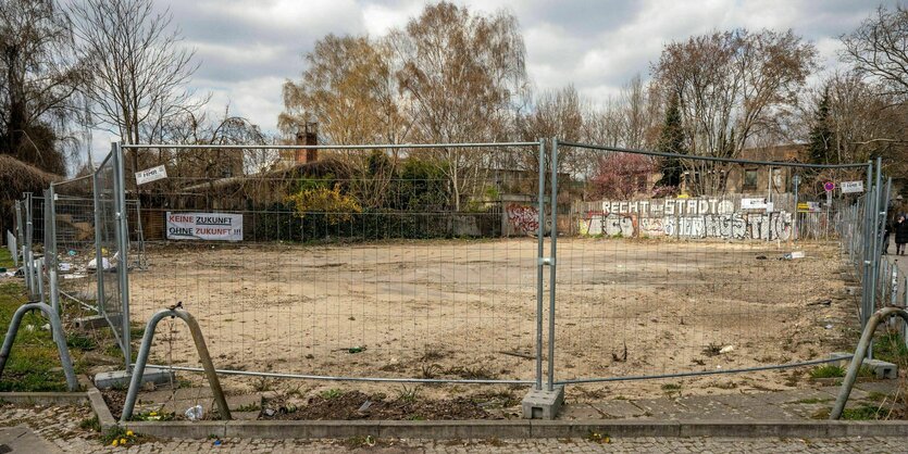 Abgezäunte Freifläch neben der Zukunft