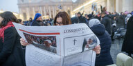 Besucher warten frühmorgens auf den Beginn der öffentlichen Trauermesse für den verstorbenen emeritierten Papst Benedikt XVI. auf dem Petersplatz.