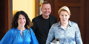 Das Bild zeigt Bettina Jarasch, Klaus Lederer und Franziska Giffey nach einer Sitzung im Senat.