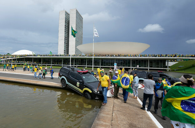 Menschenmasse mit Brasilien-Flaggen vor dem Parlament in Brasília.