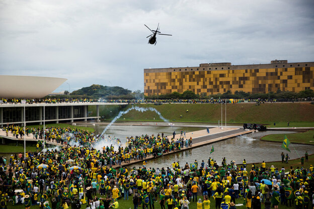 Menschenmasse und Hubschrauber vor Brasiliens Parlament.