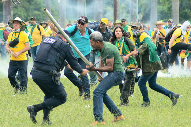 Auseinandersetzung zwischen der Polizei und Bolsonaro-Anhänger:innen.