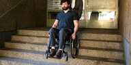 Mieter Nicola Arsic im Rollstuhl an seinem Treppenaufgang