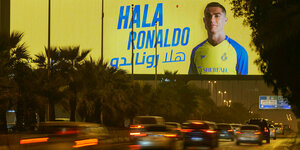 Eine große Werbetafel mit dem Konterfei Ronaldos an einer Straße in Saudi-Arabien