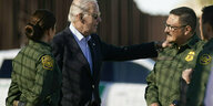 Joe Biden mit Grenzschutzbeamten