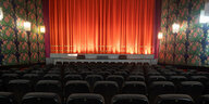 Ein leerer Kinosaal mit einem roten Vorhang