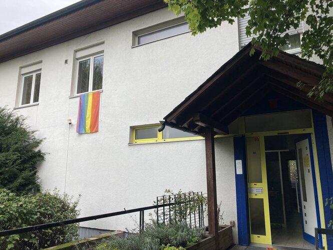 Pfarrhaus mit Regenbogenfahne