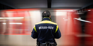 Ein Mitarbeiter der Hochbahn-Wache steht an einem Bahnsteig.