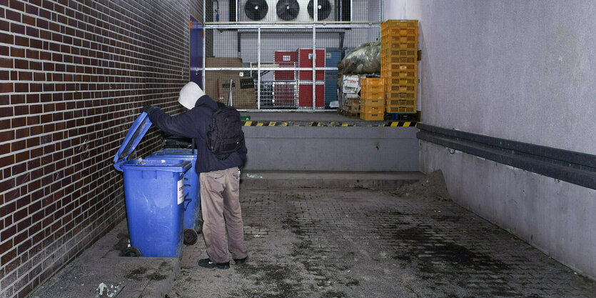 Ein Mann schaut in einen Container