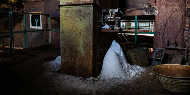 Ein Salzhaufen in einer Fabrik