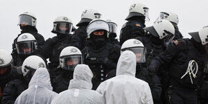 Polizei und Protestierende in Lützenrath