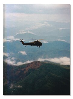 Buchcover von "War of Whispers", ein Helicopter über Bergen