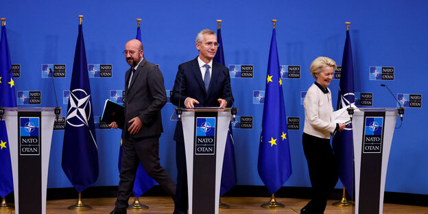 Charles Michel, Jens Stoltenberg und Ursula von der Leyen auf einer Pressebühne der Nato