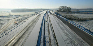 Eine schneebedeckte Autobahnbaustelle