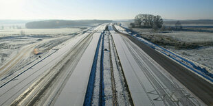 Eine schneebedeckte Autobahnbaustelle