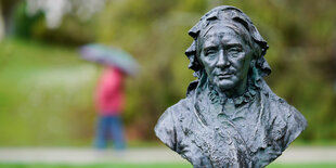 Eine Büste mit dem Konterfei der Pianistin und Komponistin Clara Schumann steht am Rande der Klosterwiese in Baden-Baden.