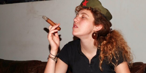Die Autorin des Textes sitzt in ihrem Apartment auf Kuba, raucht eine Montechristo-Zigarre und trägt eine olivgrüne Revoluzzermütze mit rotem Stern.