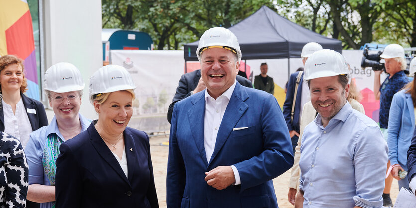 Franziska Giffey, (l-r, SPD), Regierende Bürgermeisterin, Andreas Geisel (SPD), Senator für Stadtentwicklung und Fabian Schmitz-Grethlein, Bezirksstadtrat für Stadtentwicklung sehen sich den Neubau in der Arcostraße an.