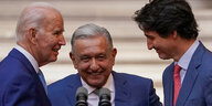 Joe Biden, Andrés Manuel López Obrador und Justin Trudeau posieren Arm in Arm