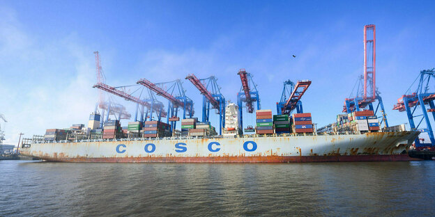 Ein Containerschiff mit der Aufschrift "Cosco"