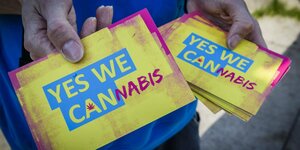 Flugblätter mit der Aufschrift: "Yes we cannabis"