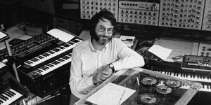 Bruno Spoerri inmitten von Synthesizern und Geräten