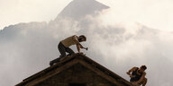 Bruno (Alessandro Borghi) und Pietro (Luca Marinelli) zimmer ein Dach.