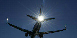 Ein Flugzeug gegen das Sonnenlicht fotografiert