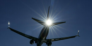 Ein Flugzeug gegen das Sonnenlicht fotografiert