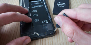 Ein Fairphone, geöffnet und mit ausgebautem Akku