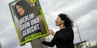 Bettina Jarasch mit einem Wahlplakat