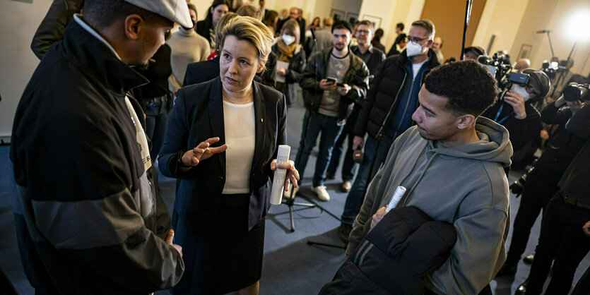 Franziska Giffey im Gespräch mit Jugendlichen