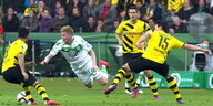 De Bruyn (fliegt in der Mitte) beim DFB-Pokalfinale gegen Borussia Dortmund