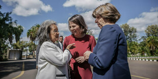 Annalena Baerbock steht zusammen mit der Catherine Colonna (r), Außenministerin von Frankreich, neben Sahle-Work Zewde, Präsidentin von Äthiopien