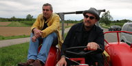 Waldimir Kaminer und Stefan Strumbel auf einem Traktor
