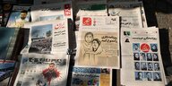 Zeitungen in Teheran, auf einer Titelseite ist eine Zeichnung von zwei Frauen. Sie sind die inhaftierten Journalistinnen Niloufar Hamedi und Elehe Mohammadi