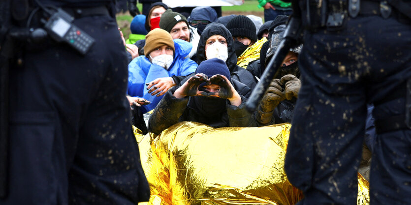 Menschen bilden eine Sitzblockade