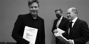 Robert Habeck, Christian Lindner und Olaf Scholz mit den Koalitionsverträgen