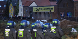 Das Bild zeigt Polizisten bei der Räumung des Dorfes Lützerath in NRW.