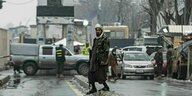 Eine Taliban Wache mit einer Waffe auf der Straße