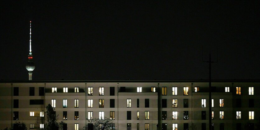 Bei Nacht beleuchtete Fenster eines Wohnapartments